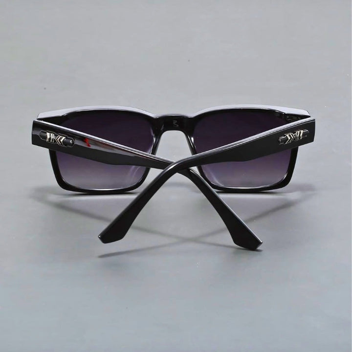 Unisex eyewear: Squared UV400 protection sunglasses with durable metal hinges for ultimate sun safety.