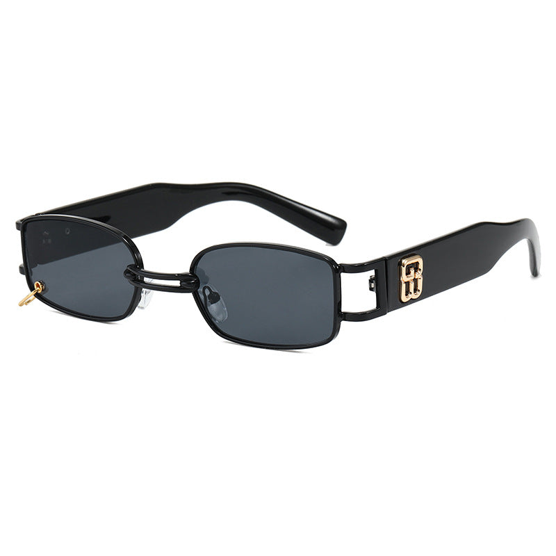 Get summer-ready with these elegant rectangular unisex sunglasses. Essential UV protection for sunny days.