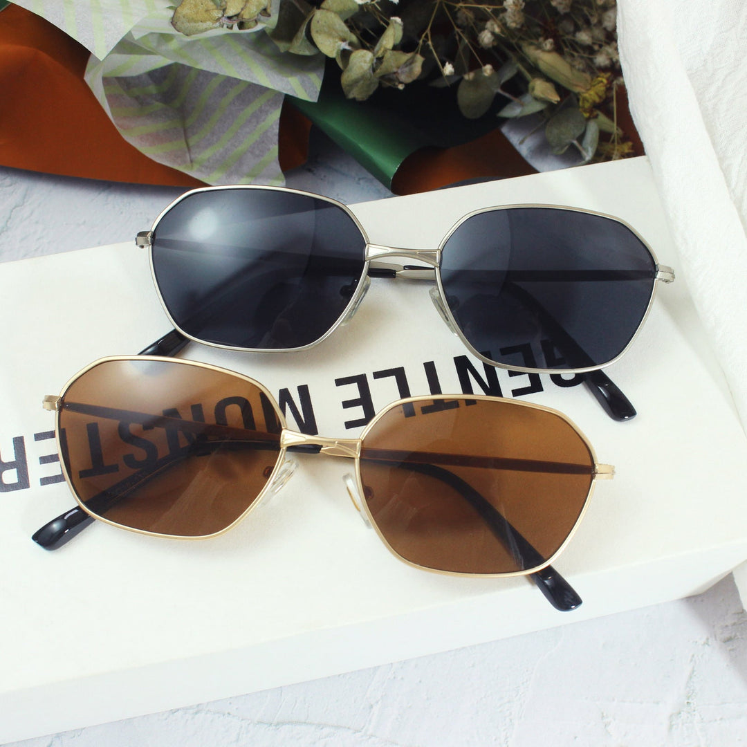 Unisex tortoiseshell sunglasses with elegant frame, offering stylish UV protection for daily wear.