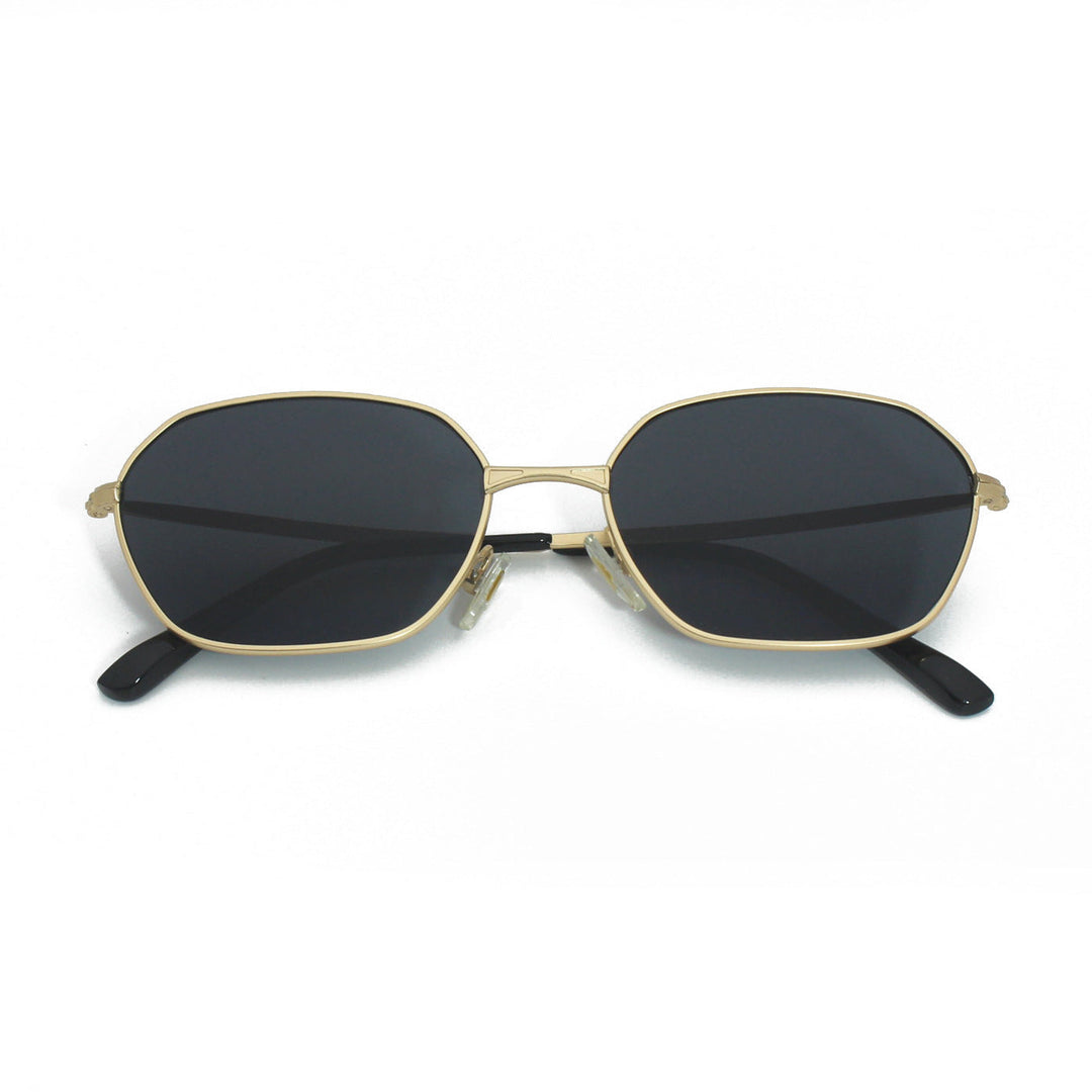 Modern tortoiseshell sunglasses, elegant unisex design for complete UV protection and style.