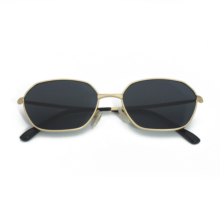 Modern tortoiseshell sunglasses, elegant unisex design for complete UV protection and style.