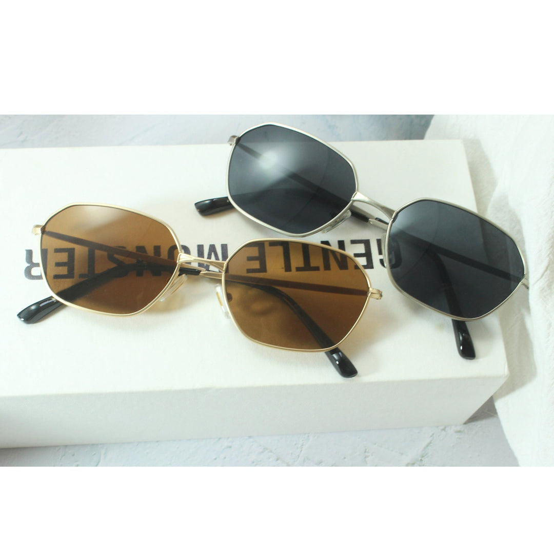 Fashionable tortoiseshell sunglasses, a lightweight unisex accessory with excellent UV eye protection.