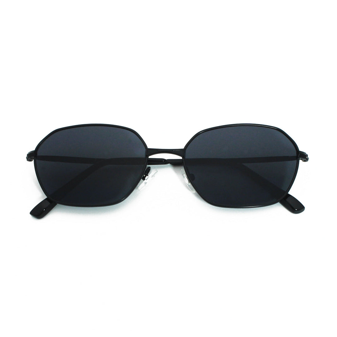Chic unisex tortoiseshell sunglasses, essential for summer with stylish UV protection & comfort.