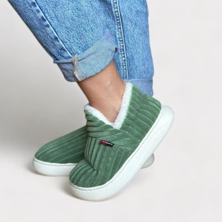 Unisex ultra-warm plush slippers for cozy indoor comfort. Ergonomic design, perfect for winter home wear.