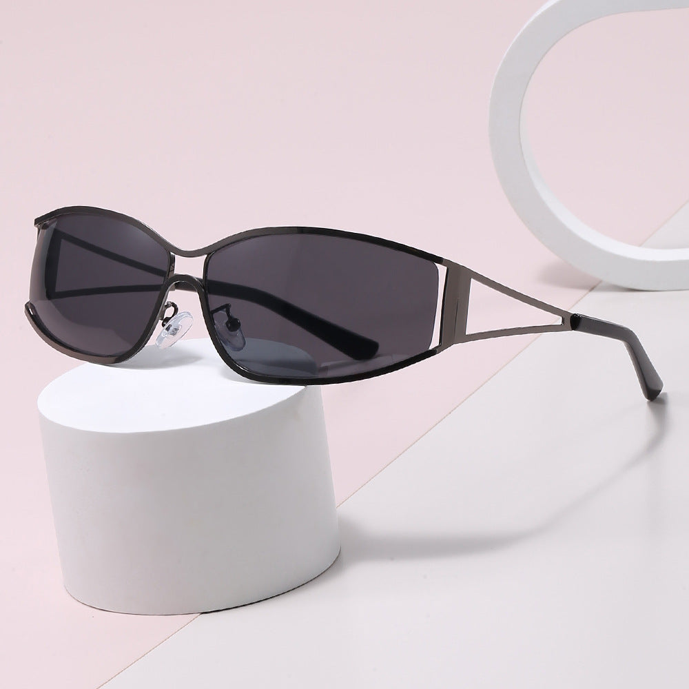 Modern unisex sunglasses offering essential UV protection. Lightweight and versatile fashion accessory.