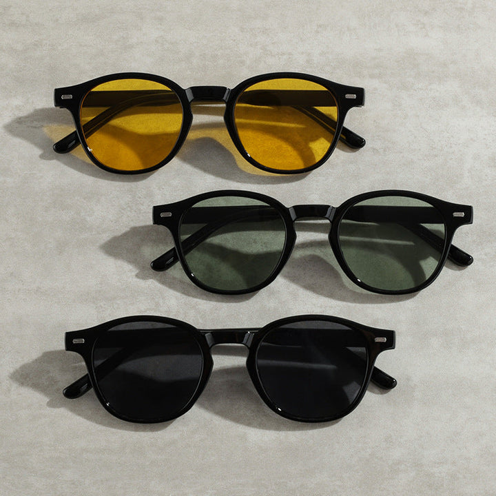 Unisex vintage round sunglasses offering stylish UV protection for sun-safe eyewear.