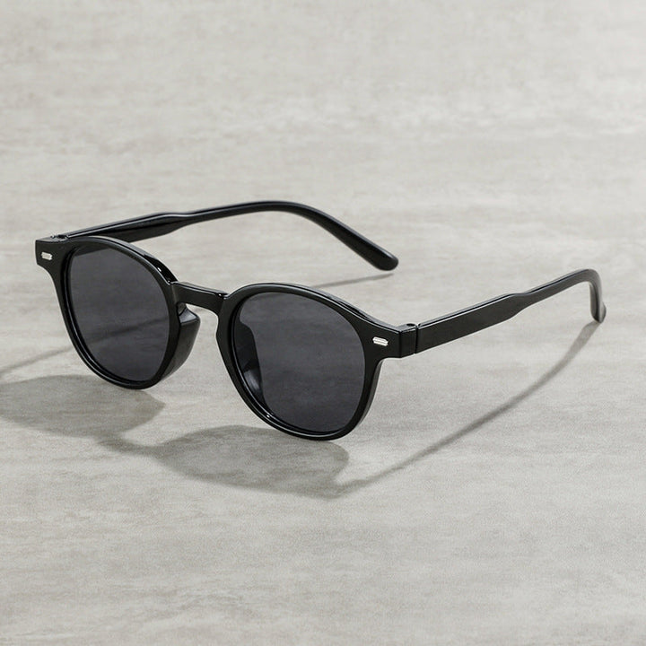 Fashionable retro round sunglasses, unisex design with complete UV eye protection.