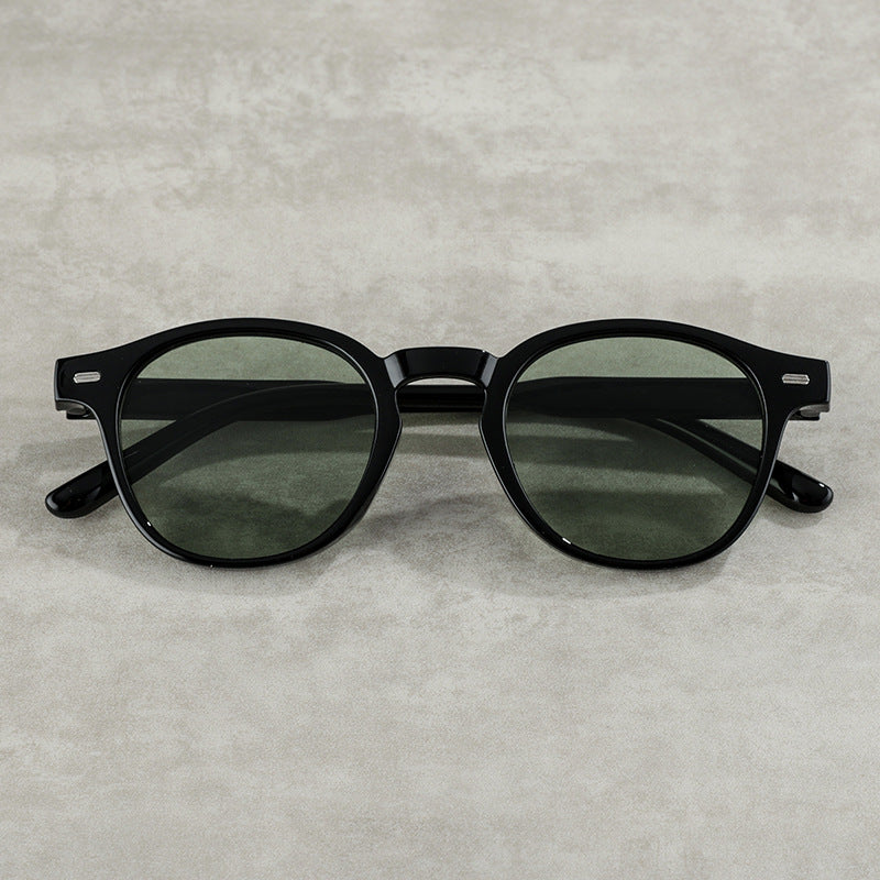 Trendy unisex round sunglasses with a retro aesthetic & essential UV eye protection.