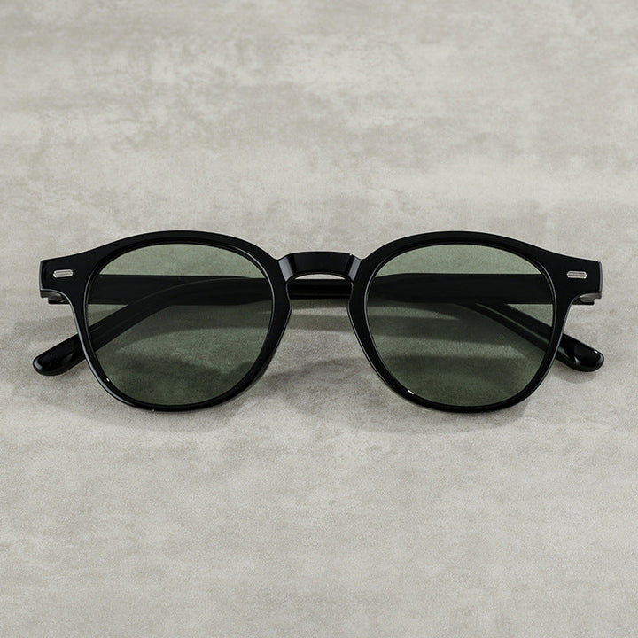 Trendy unisex round sunglasses with a retro aesthetic & essential UV eye protection.