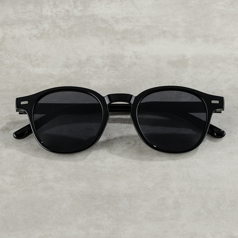 Versatile black vintage round sunglasses, unisex, with essential UV protection.