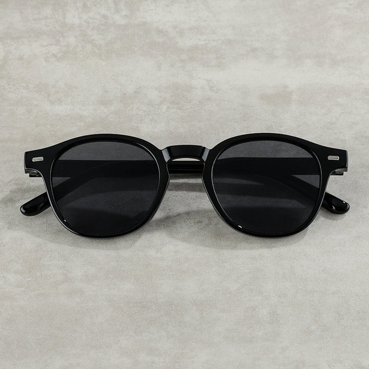 Versatile black vintage round sunglasses, unisex, with essential UV protection.