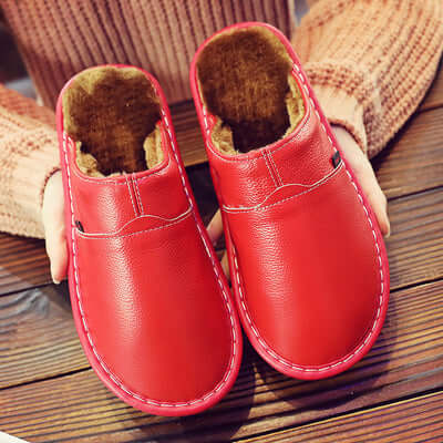 Everyday comfort: unisex waterproof slippers. Versatile slip-on footwear for indoor or outdoor casual use.