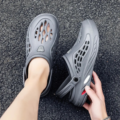 Close-up: Adjustable straps on unisex waterproof outdoor sandals. Ensures a comfortable, secure fit.