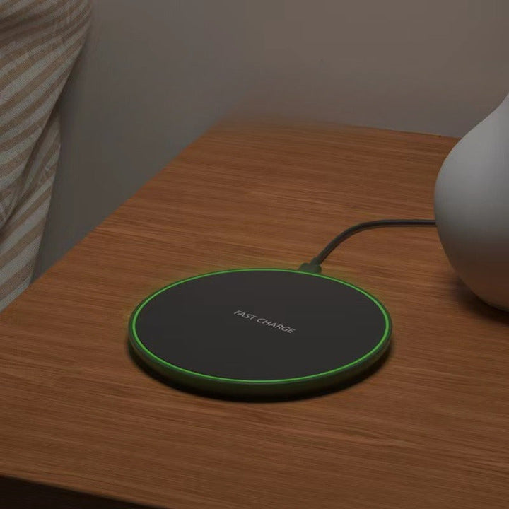 Simple & efficient universal fast wireless charger for iPhone, Android phones. Cordless charging pad solution.