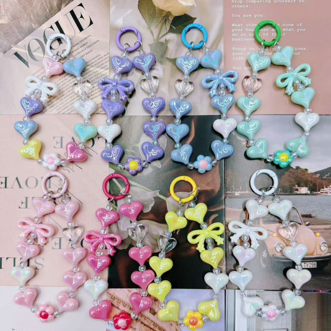Shimmering heart-shaped keychain, a colorful and vibrant accessory for women's bags and keys. Fashionable charm.