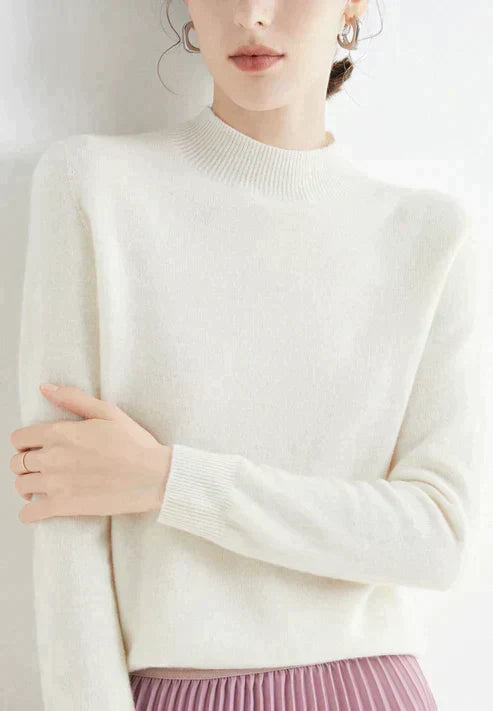 Fashionable women's warm knit sweater, a cozy long-sleeve jumper for chic casual autumn & winter style.