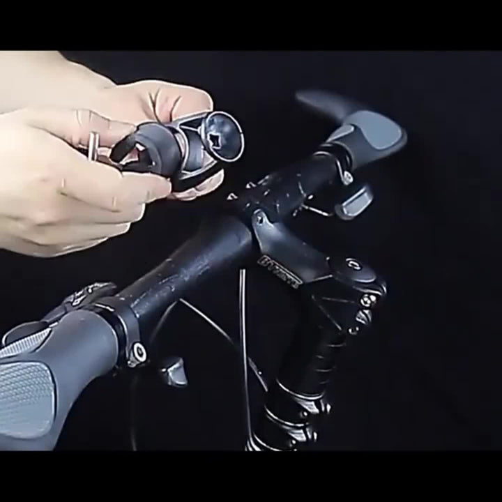 Outdoor bike accessory: waterproof phone holder, 360° rotation, ideal for navigation on bicycles & e-bikes.