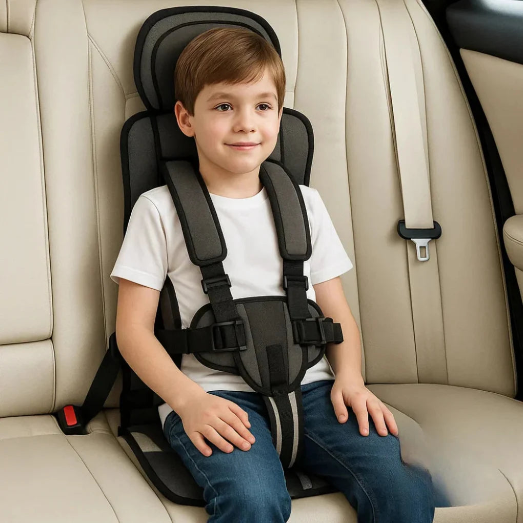 Close-up of WC2026 portable child safety seat's adjustable headrest and washable cover for easy cleaning.