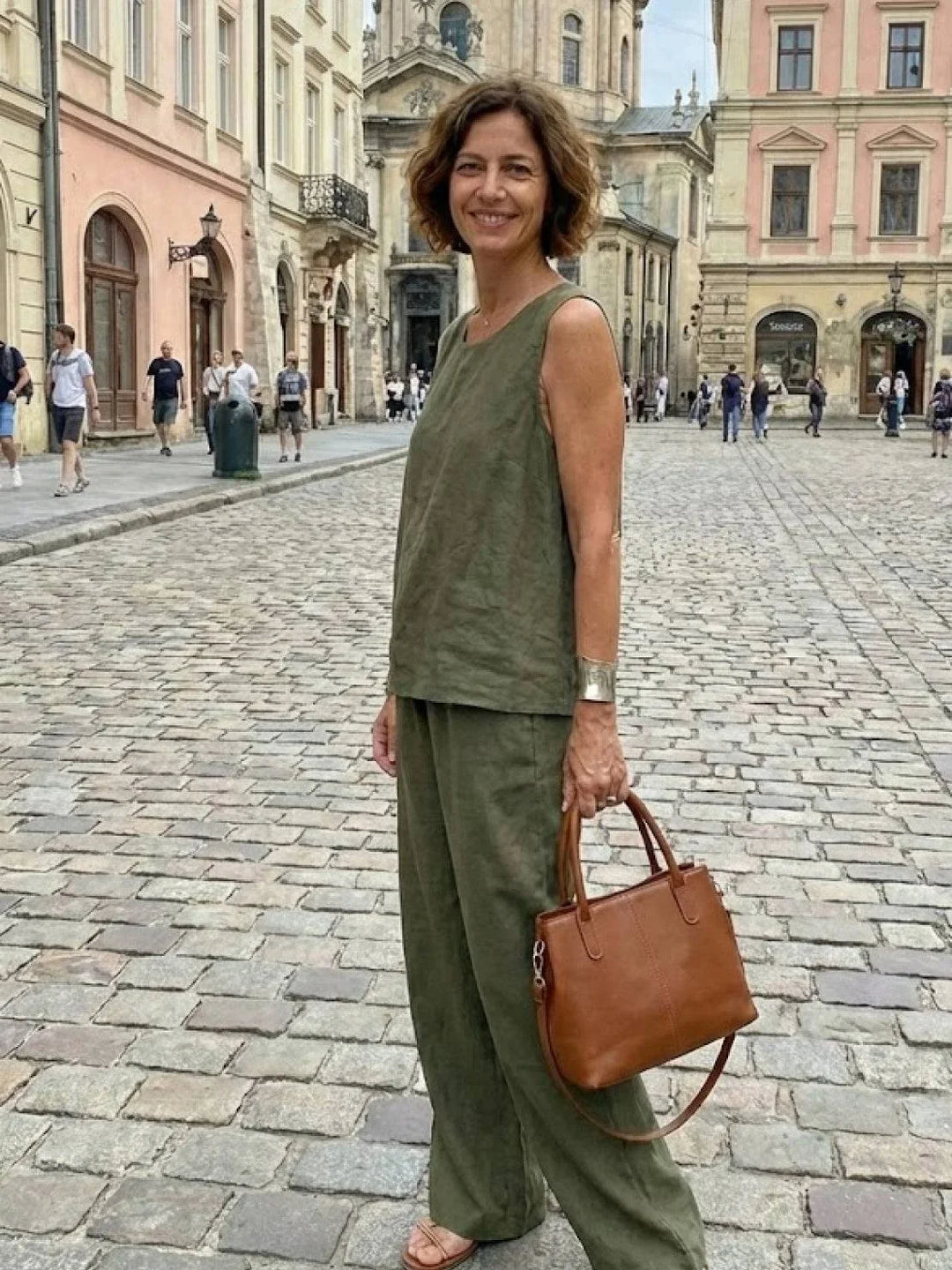Comfortable women's two-piece set with sleeveless top & wide-leg pants. Ideal for spring.