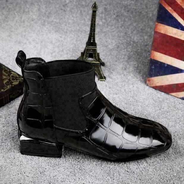 Stylish women's black boots, durable and supportive, perfect for everyday casual outfits.