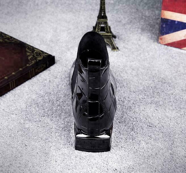 Versatile women's black boots, offering ultimate comfort, style, and supportive everyday wear.