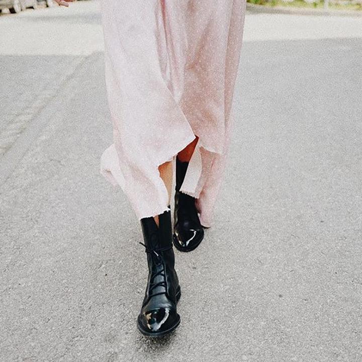 Brown women's leather ankle boots with lace-up closure, versatile and chic.