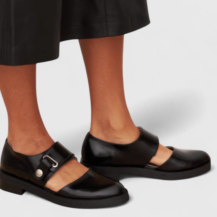 Stylish women's platform Mary Jane shoes featuring a wide ankle strap and comfortable chunky sole.