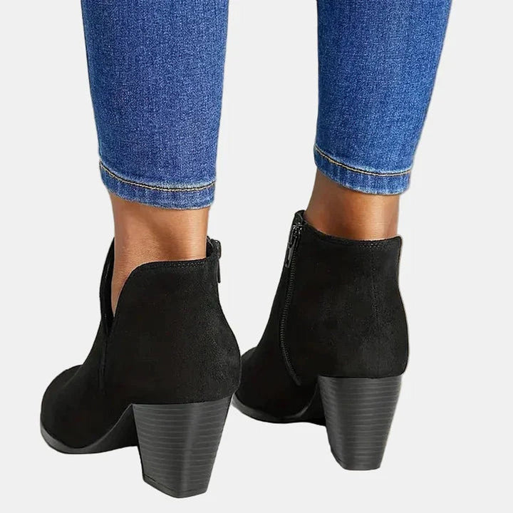 Classic women's block-heel ankle boots with side zip, a timeless and comfortable addition to your wardrobe.
