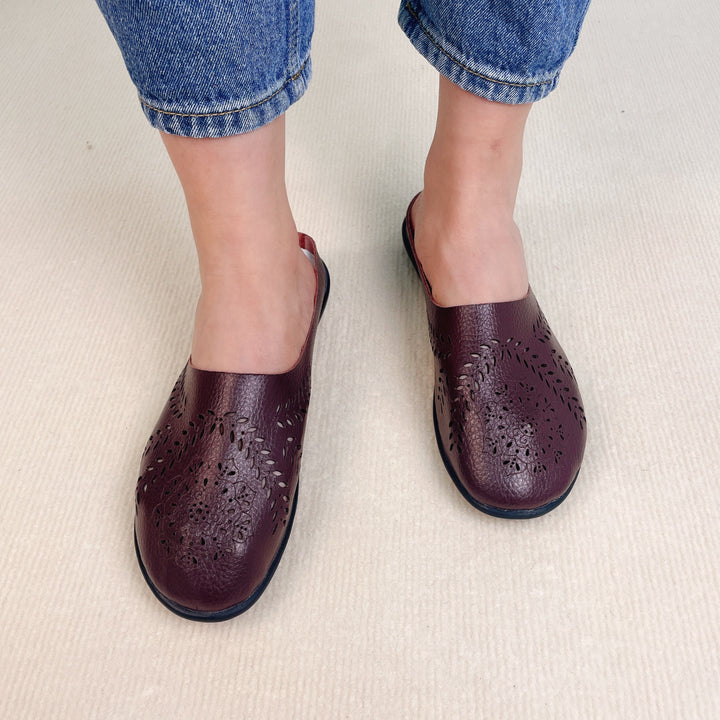 Experience ultimate comfort with these breathable, lightweight women's slippers. Ideal casual footwear for relaxation.