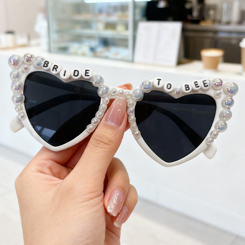 Chic cat-eye wedding sunglasses for the bride. Pearl-adorned bridal eyewear, ideal for pre-wedding events & reception. UV400.
