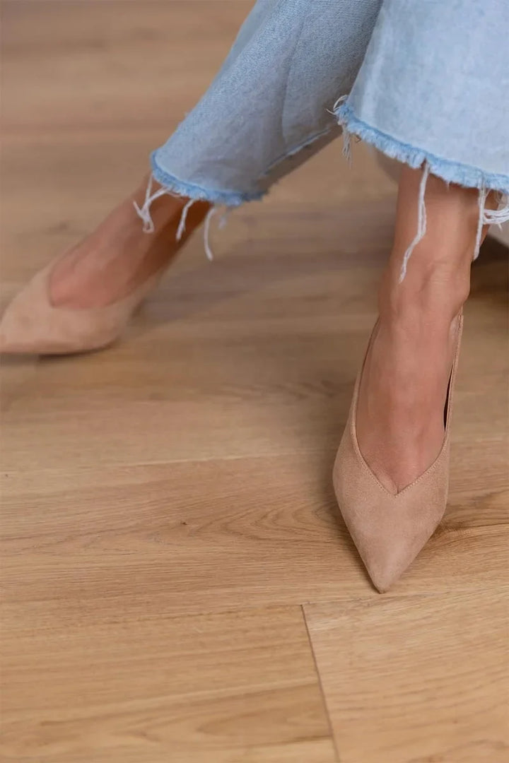 Chic women's brown pointed-toe pumps with a sophisticated slingback and slender stiletto heel.
