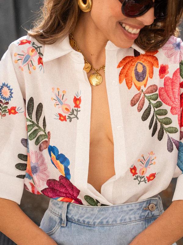 Versatile women's collared printed shirt with button front & short sleeves. Easy everyday style for ladies.