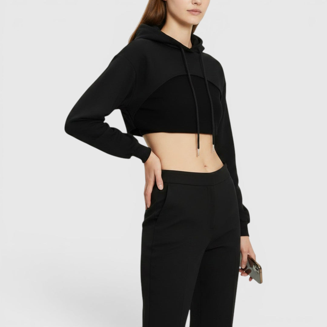Stylish women's cropped hooded top, a casual pullover sweatshirt for versatile everyday fashion.