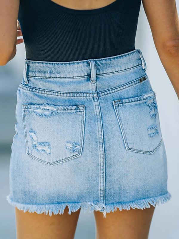 Stylish women's frayed mini skirt, a trendy casual short skirt for summer outfits, featuring a five-pocket design.