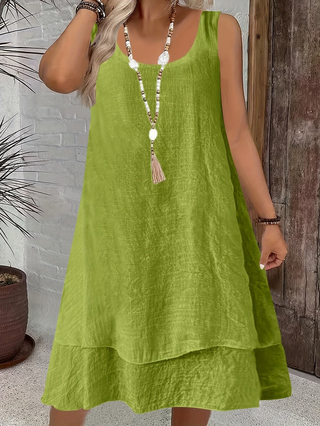 Comfortable women's sleeveless dress with a loose fit, ideal for casual spring & summer fashion.