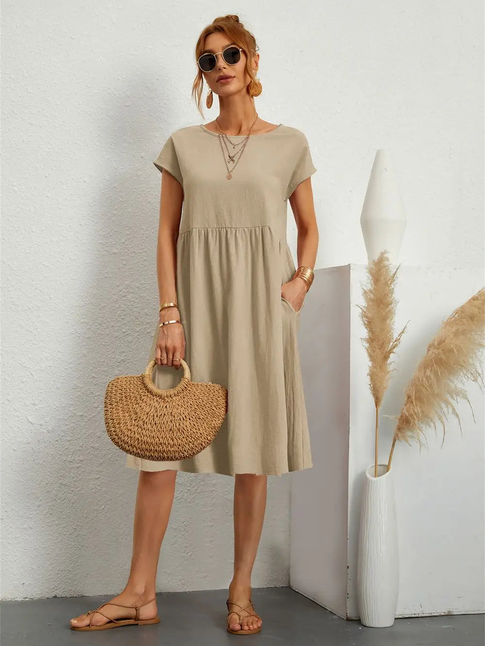 Versatile women's midi dress with pockets, ideal for relaxed everyday casual style.