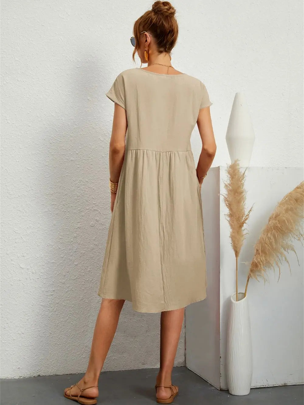 Effortless style: women's casual midi dress with practical pockets for everyday comfort.