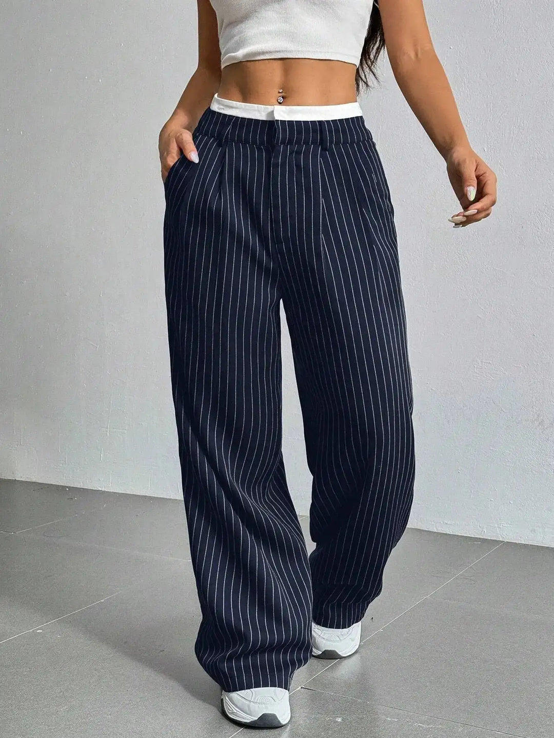 Women's casual striped wide leg pants, ideal for comfortable everyday wear and modern style.