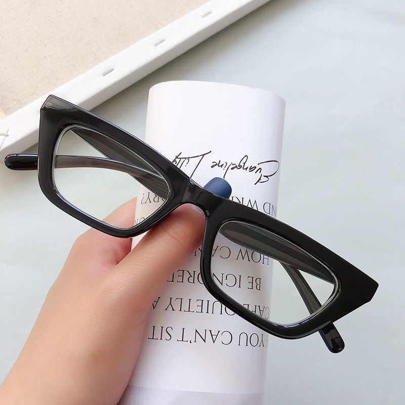 Glamorous women's cat-eye sunglasses, ensuring sun protection and a fashionable look.