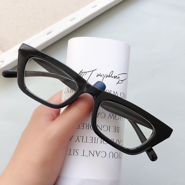 Glamorous women's cat-eye sunglasses, ensuring sun protection and a fashionable look.