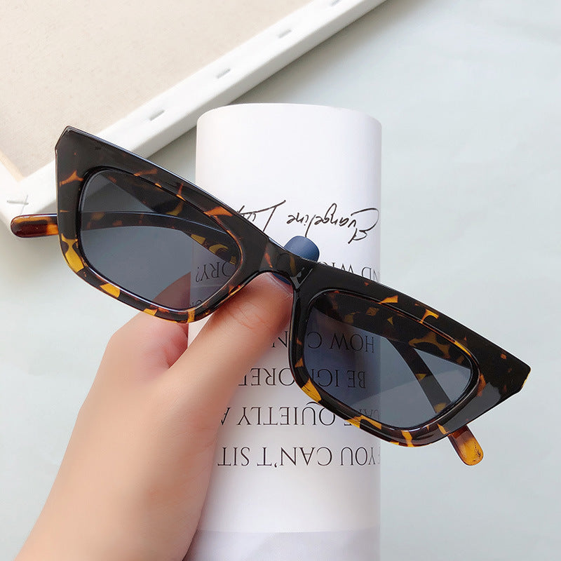 Vintage style cat-eye sunglasses for women, an elegant and essential summer accessory.