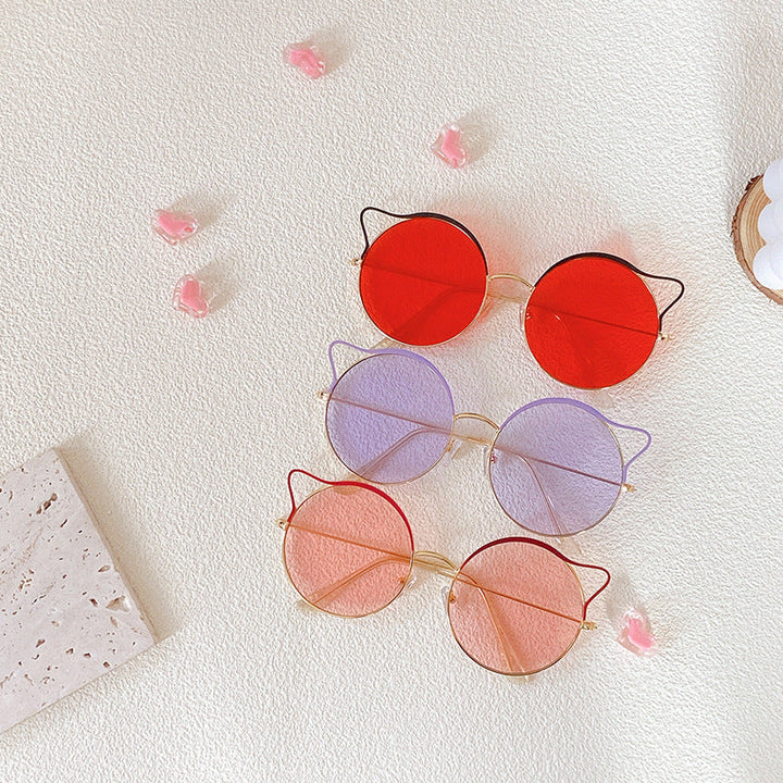Women's chic cat-eye sunglasses with mirrored lenses for ultimate UV protection & glamour.