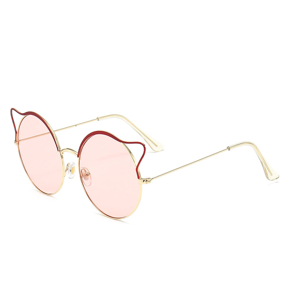 Retro women's cat-eye sunglasses, trendy mirrored lenses. A chic fashion accessory for summer.