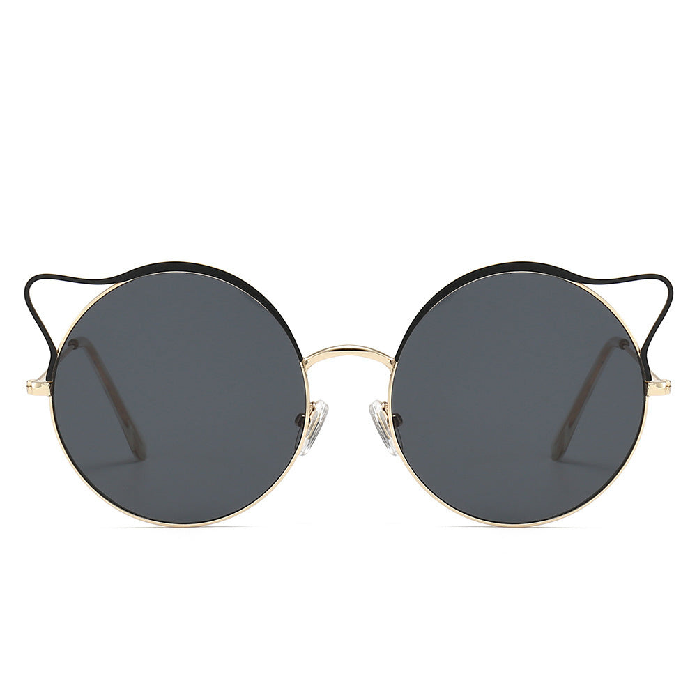 Glamour shades: Women's cat-eye sunglasses with chic mirrored lenses. Essential fashion accessory.