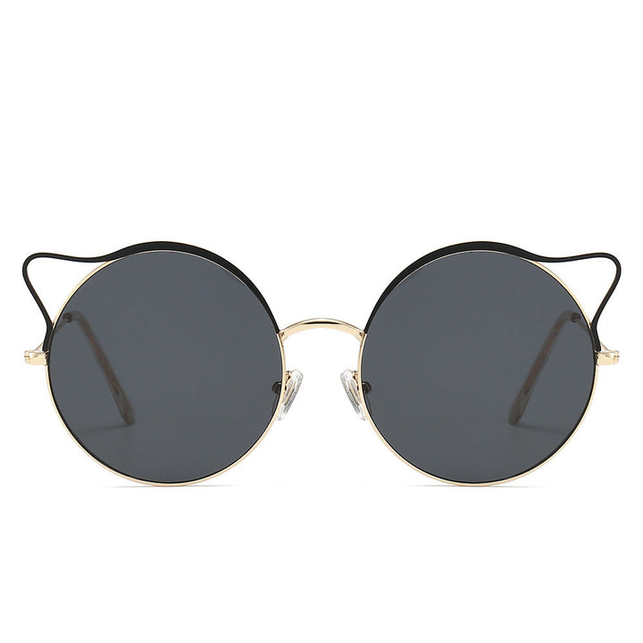 Glamour shades: Women's cat-eye sunglasses with chic mirrored lenses. Essential fashion accessory.