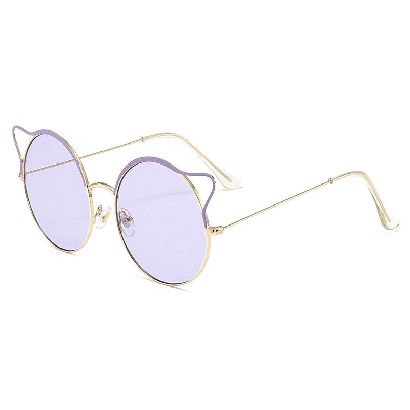 Vintage-inspired women's cat-eye sunglasses with fashionable mirrored lenses. Chic retro eyewear.