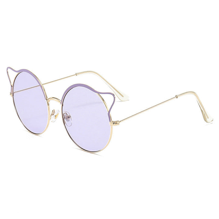 Vintage-inspired women's cat-eye sunglasses with fashionable mirrored lenses. Chic retro eyewear.