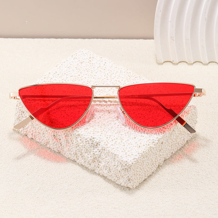 Protect your eyes with stylish UV400 cat-eye sunglasses, an elegant women's fashion eyewear for summer.