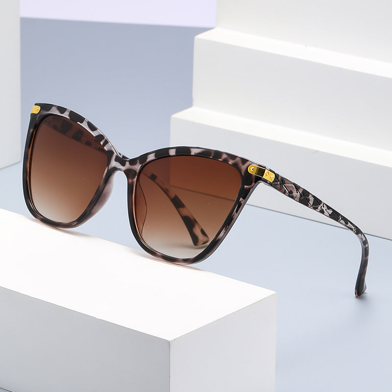 Elegant women's cat-eye sunglasses, retro fashion eyewear offering stylish UV protection.