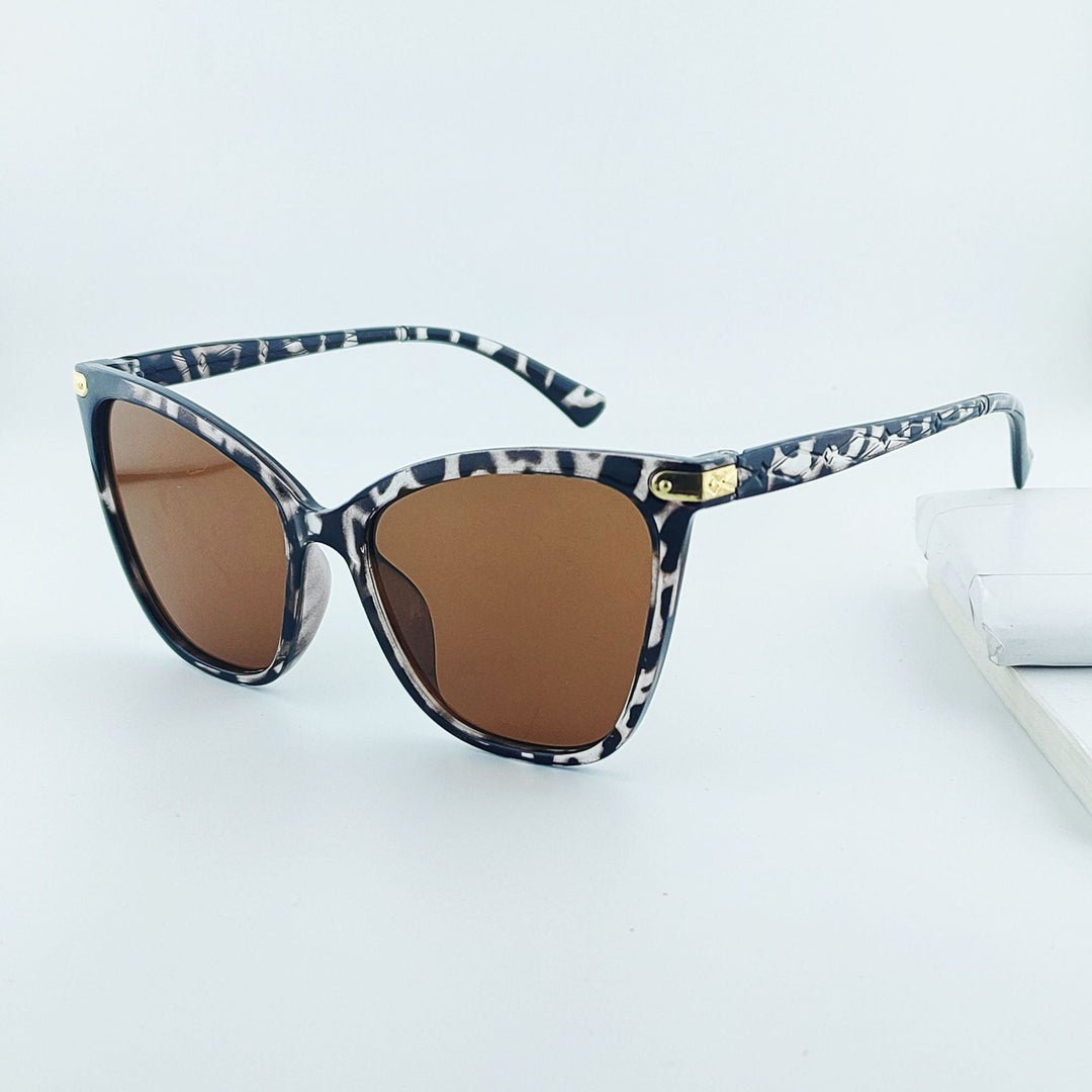 Summer-ready women's cat-eye eyewear, boasting vintage style and essential UV defense.
